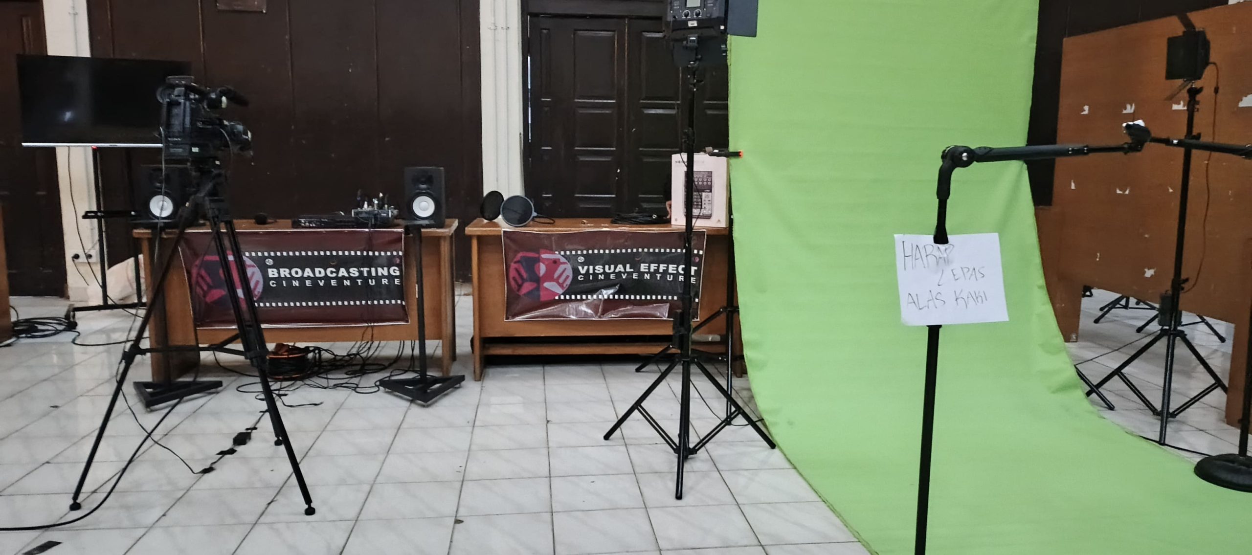 Cineventure 2025: Pameran dan Apresiasi Karya Mahasiswa FTV Widyatama 2 peralatan visual efek dan broadcasting di pameran Cineventure