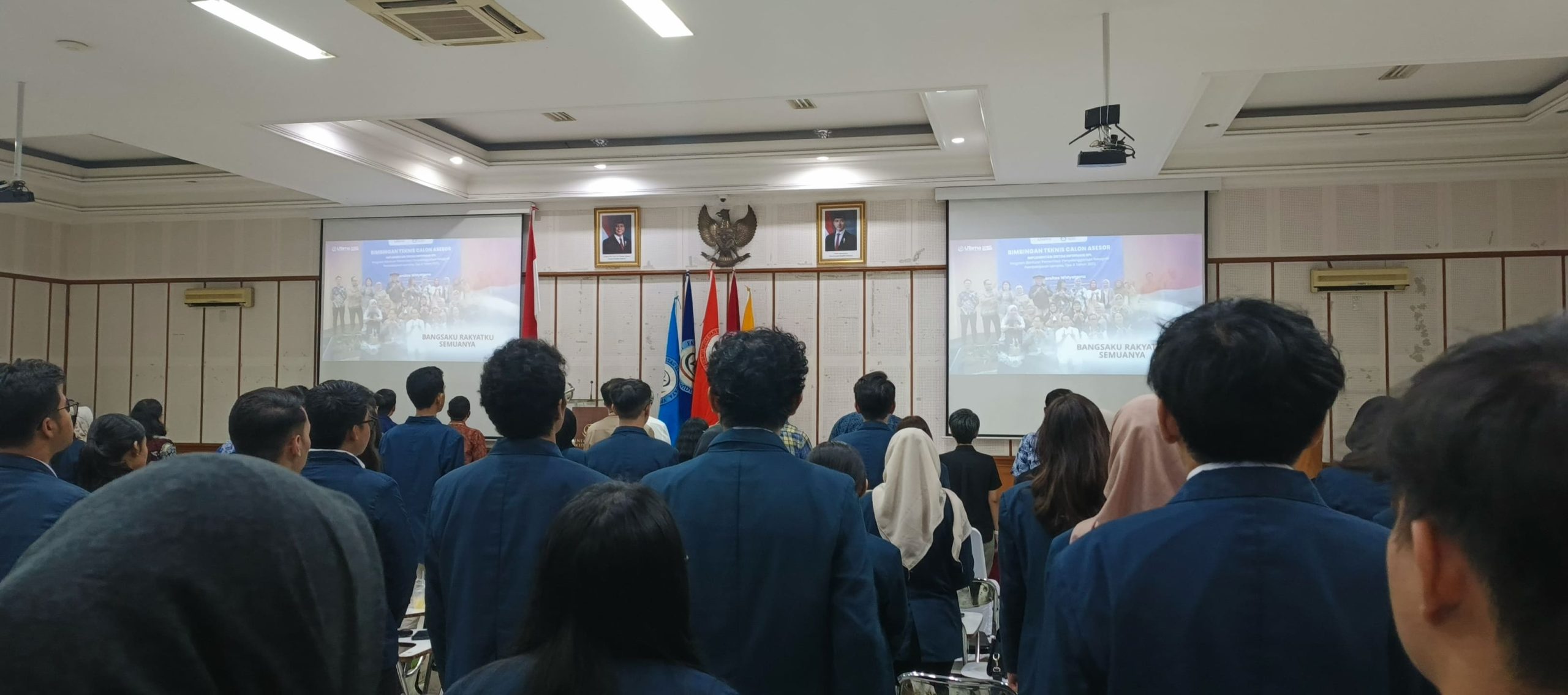 Universitas Widyatama Gelar Pemberian Simbolis Beasiswa TA 2020/2025, Total Hampir 1 Miliar Rupiah untuk 376 Mahasiswa Berprestasi 1 semua mahasiswa saat peyerahan beasiswa