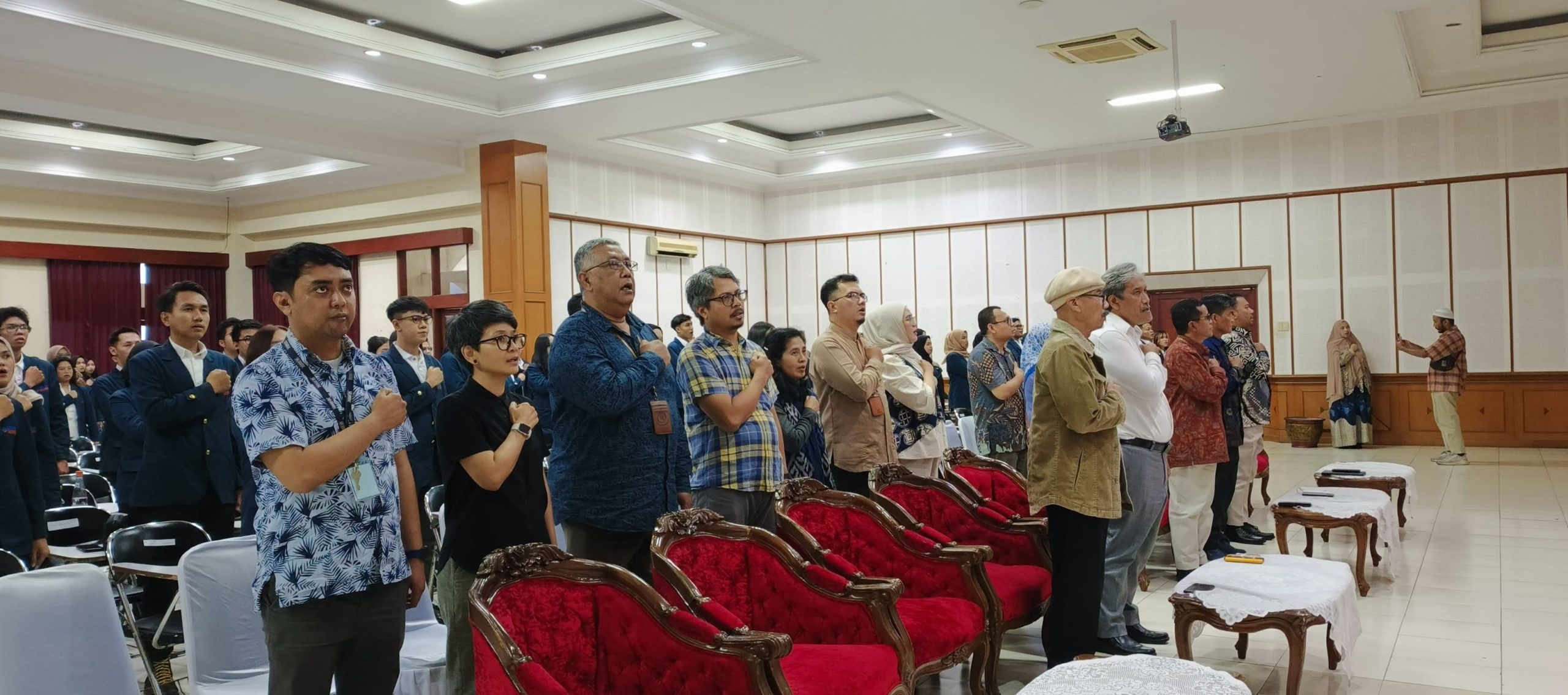 Universitas Widyatama Gelar Pemberian Simbolis Beasiswa TA 2020/2025, Total Hampir 1 Miliar Rupiah untuk 376 Mahasiswa Berprestasi 2 semua kaprodi saat peyerahan beasiswa