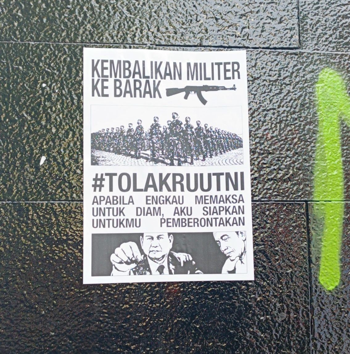 RUU TNI dan Masa Depan Indonesia: Apa yang Harus Diketahui Mahasiswa? 2 (Poster Tolak RUU TNI yang menempel di dinding gedung DPRD Jawa Barat.sumber : salman)