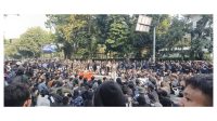 (Massa aksi berorasi di depan gedung DPRD Jawa Barat (senta/salman)