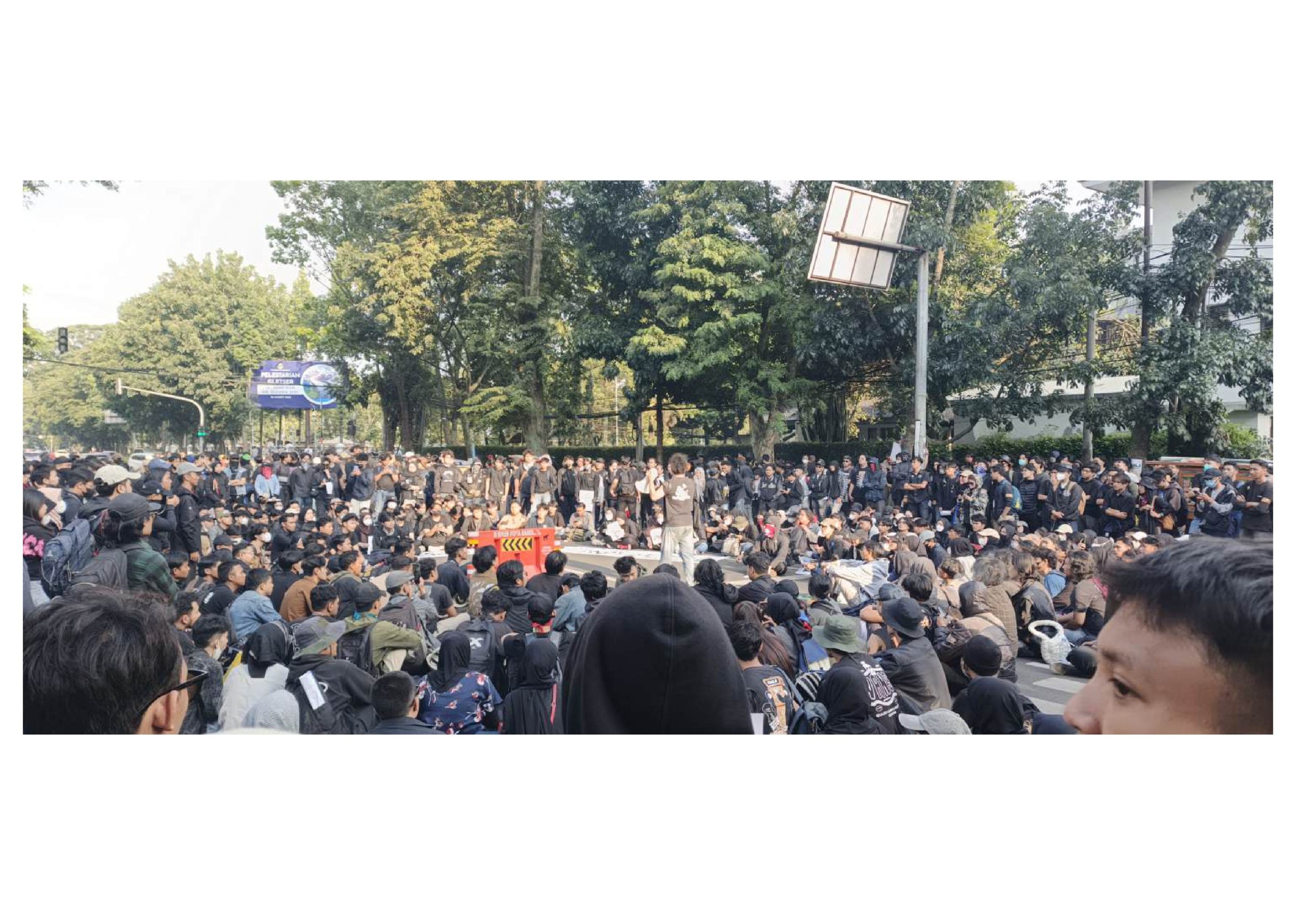 Aksi Tolak RUU TNI : Mahasiswa Bandung Geruduk DPRD Jabar 2 (Massa aksi berorasi di depan gedung DPRD Jawa Barat (senta/salman)
