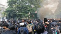 foto massa aksi memadati depan gedung DPRD Jawa Barat.sumber : salman)