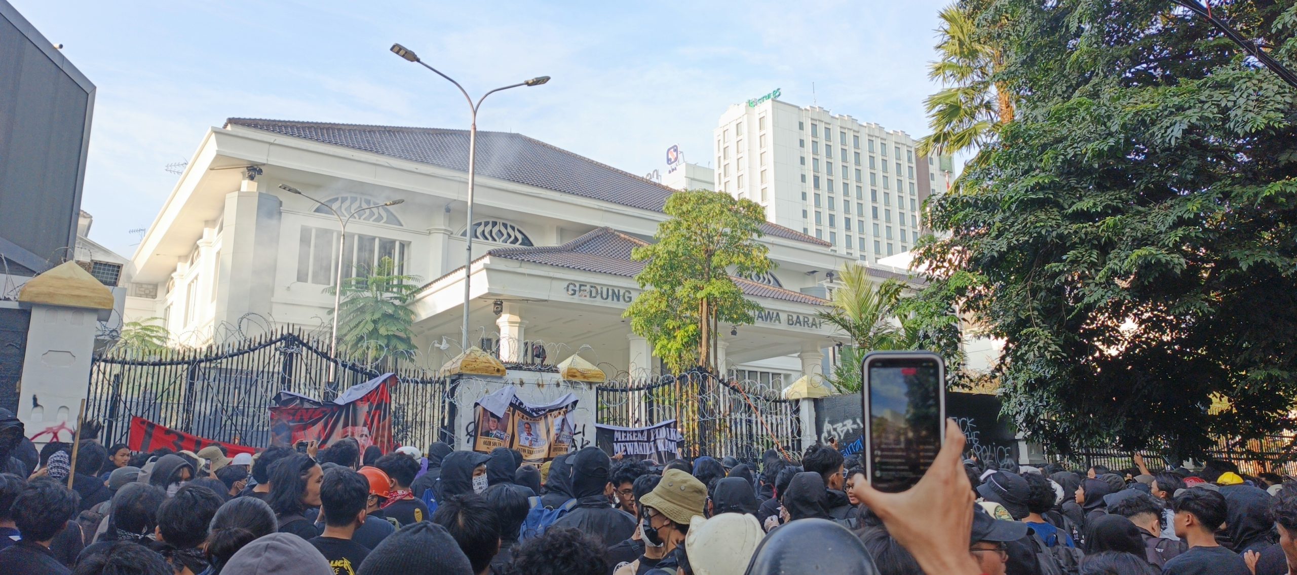 Aksi Tolak RUU TNI : Mahasiswa Bandung Geruduk DPRD Jabar 1 (Massa aksi tolak RUU TNI pada jumat(21/03) siang di depan gedung DPRD Jawa Barat. (senta/salman)