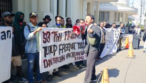 Orator menyampaikan orasinya di depan gedung Merdeka Bandung. (Arsip sEntra)