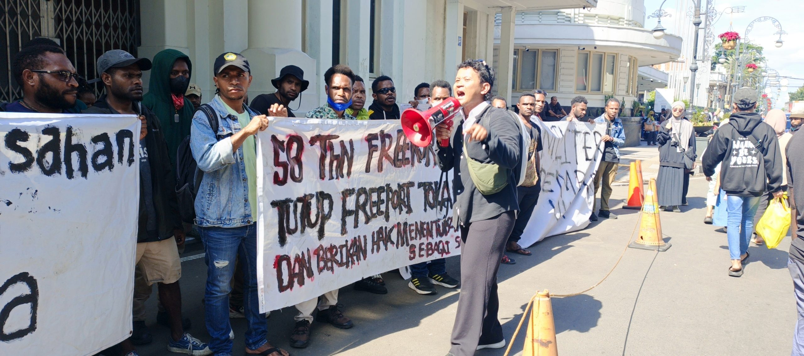 Aksi Tolak 58 Tahun Freeport Ilegal di West Papua dan RUU TNI di Gedung Merdeka 1 Aksi damai mahasiswa Papua tolak Freeport di Gedung Merdeka Bandung