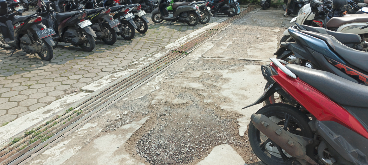 Kondisi Parkiran Motor di Universitas Widyatama: Minim Perbaikan, Mahasiswa dan Dosen Mengeluh 1 Kondisi Parkiran motor mahasiswa