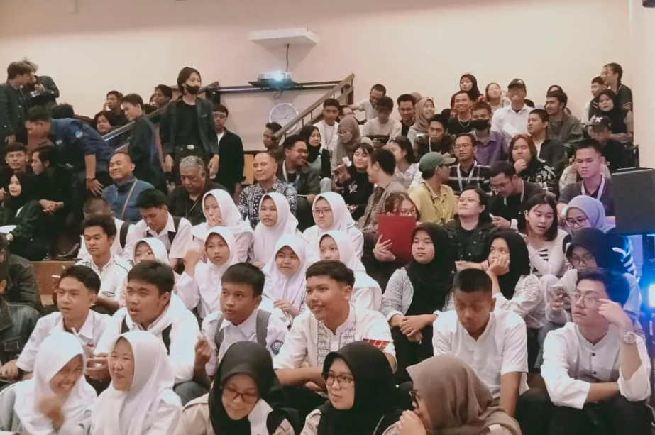 Melihat Wonderland Cinema: Apresiasi 3 Film Pendek 2 penonton Wonderland Cinema (sumber : https://fisip.widyatama.ac.id/screening-film-bersama-himasivisi/)