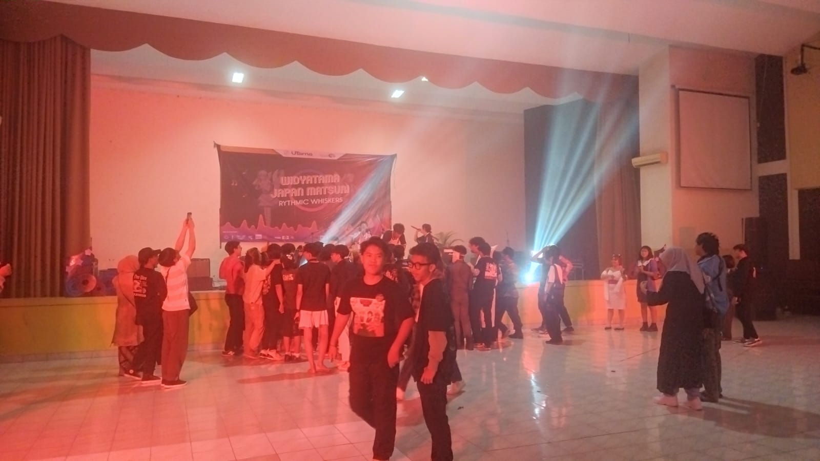 Kodisi acara dalam gedung Gedung serbaguna Widyatama