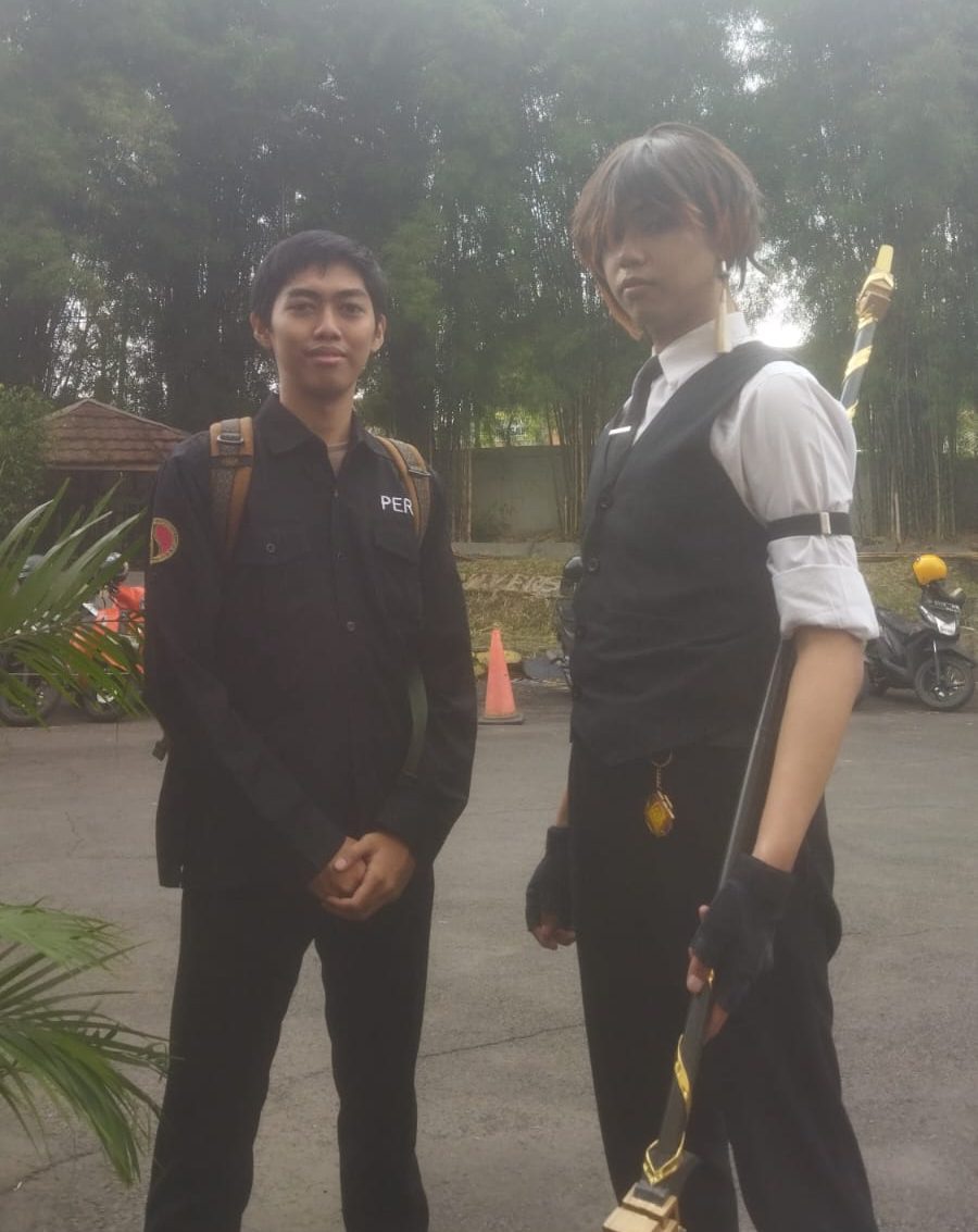 WJM : Mengintip Serunya Widyatama Japan Matsuri 2024! 2 foto anngota sentra dengan cosplayer di acara Widyatama Japan Mitsuri
