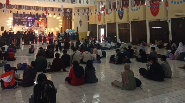 Kodisi acara dalam gedung Gedung serbaguna Widyatama