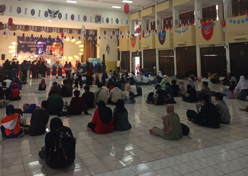 Kodisi acara dalam gedung Gedung serbaguna Widyatama