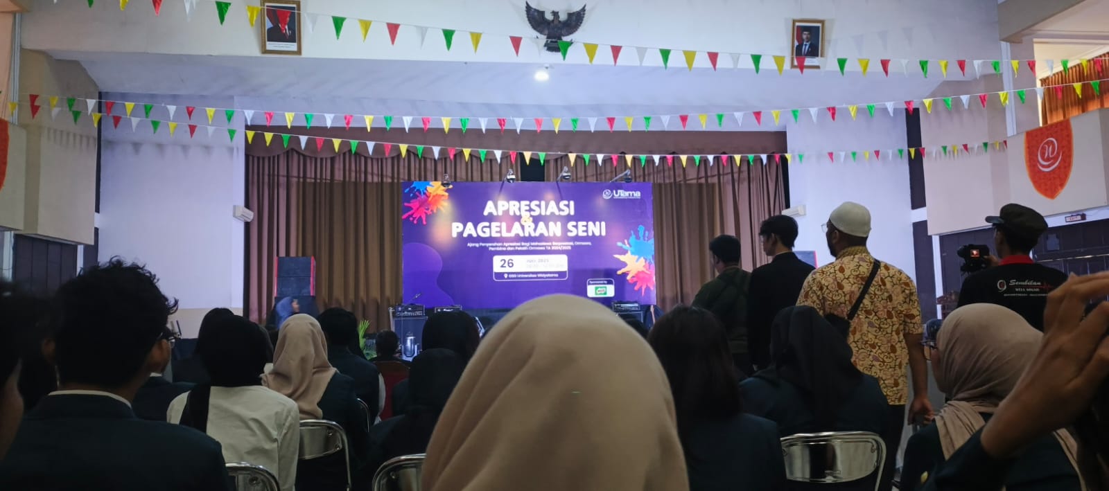 Panggung Prestasi dan Ekspresi: Apresiasi Mahasiswa Widyatama 2025 1 Kegiatan Apresiasi seni dan pemberian beasiswa apresiasi di gedung serba guna Universitas Widyatama. foto : salman)