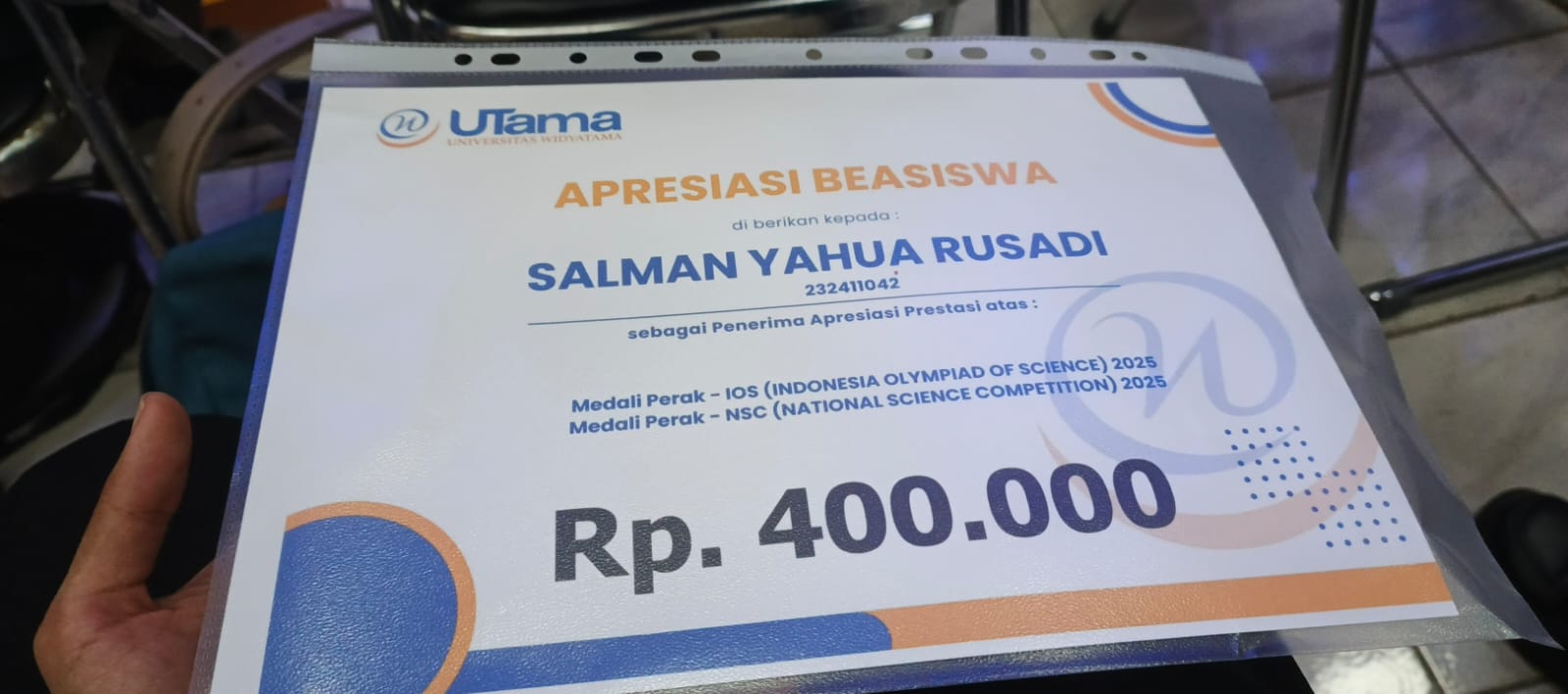 Panggung Prestasi dan Ekspresi: Apresiasi Mahasiswa Widyatama 2025 2 foto sertifikat penerima beasiswa apresiasi kampus. (foto : salman)