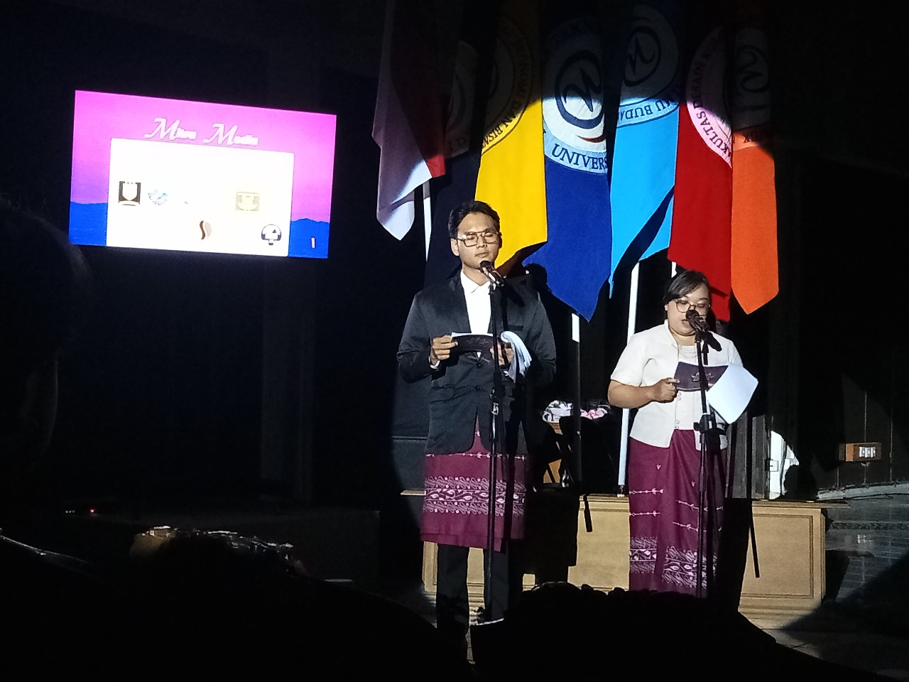 PSM Utama Gelar Konser Arsadhatama 2025 Sebagai Pra-Kompetisi Menuju Thailand International Choral Festival 2 MC saat Konser PSM Utama Arsadhatama di gedung serba guna pada tanggal 23 agustus 2025
