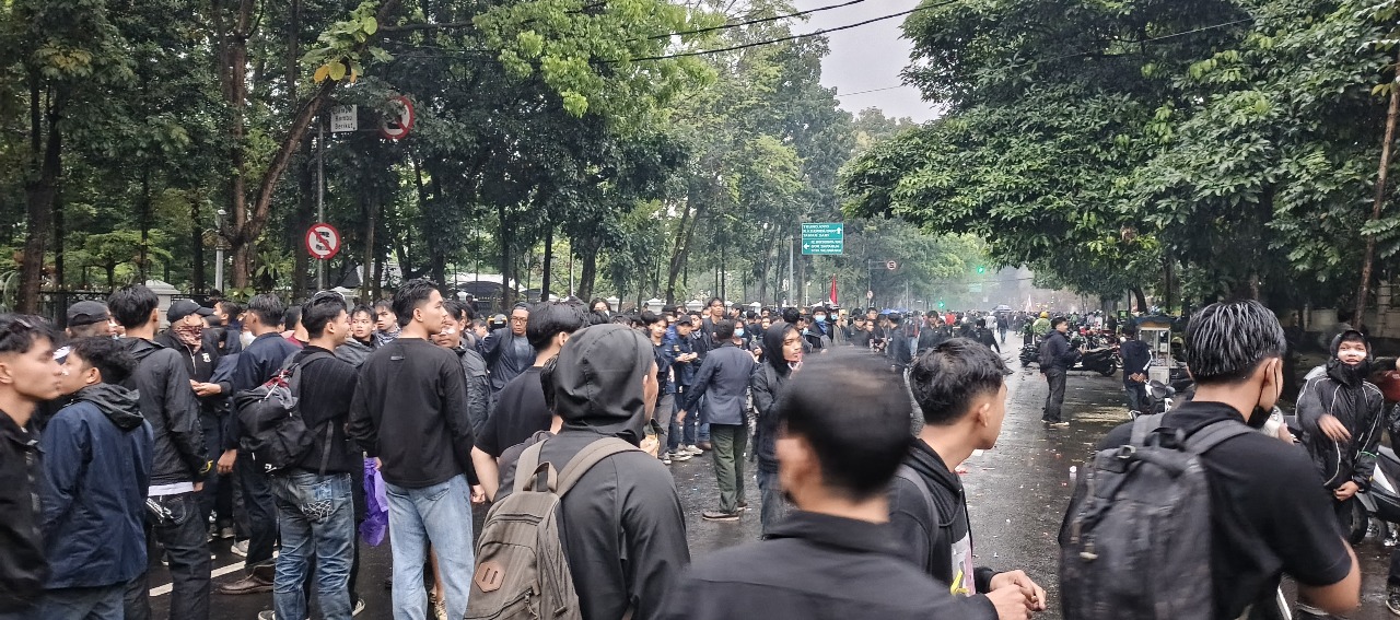 Aksi Demo Revolusi Rakyat di Bandung 29 Agustus 2025 2 massa aksi demo berkumpul di jalan dekat DPRD Jawa Barat
