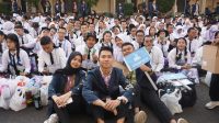 Mahasiswa Baru Berfoto dengan panitia (sumber foto : panitia pratama )