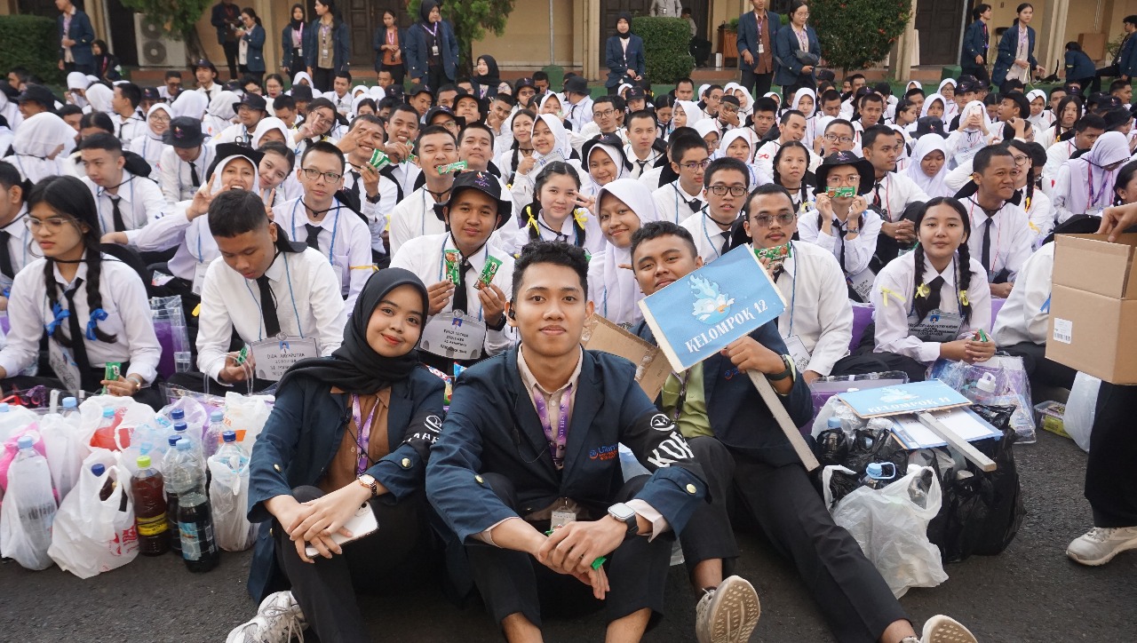 Mahasiswa Baru Berfoto dengan panitia (sumber foto : panitia pratama )