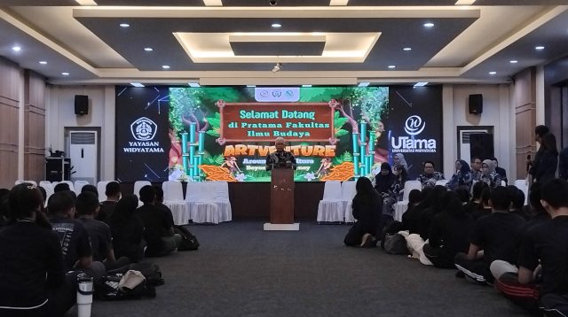 Acara Pratama Fakultas Ilmu Budaya resmi dimulai, ditandai dengan sambutan pembuka di hadapan seluruh peserta (Dokumentasi FIB)