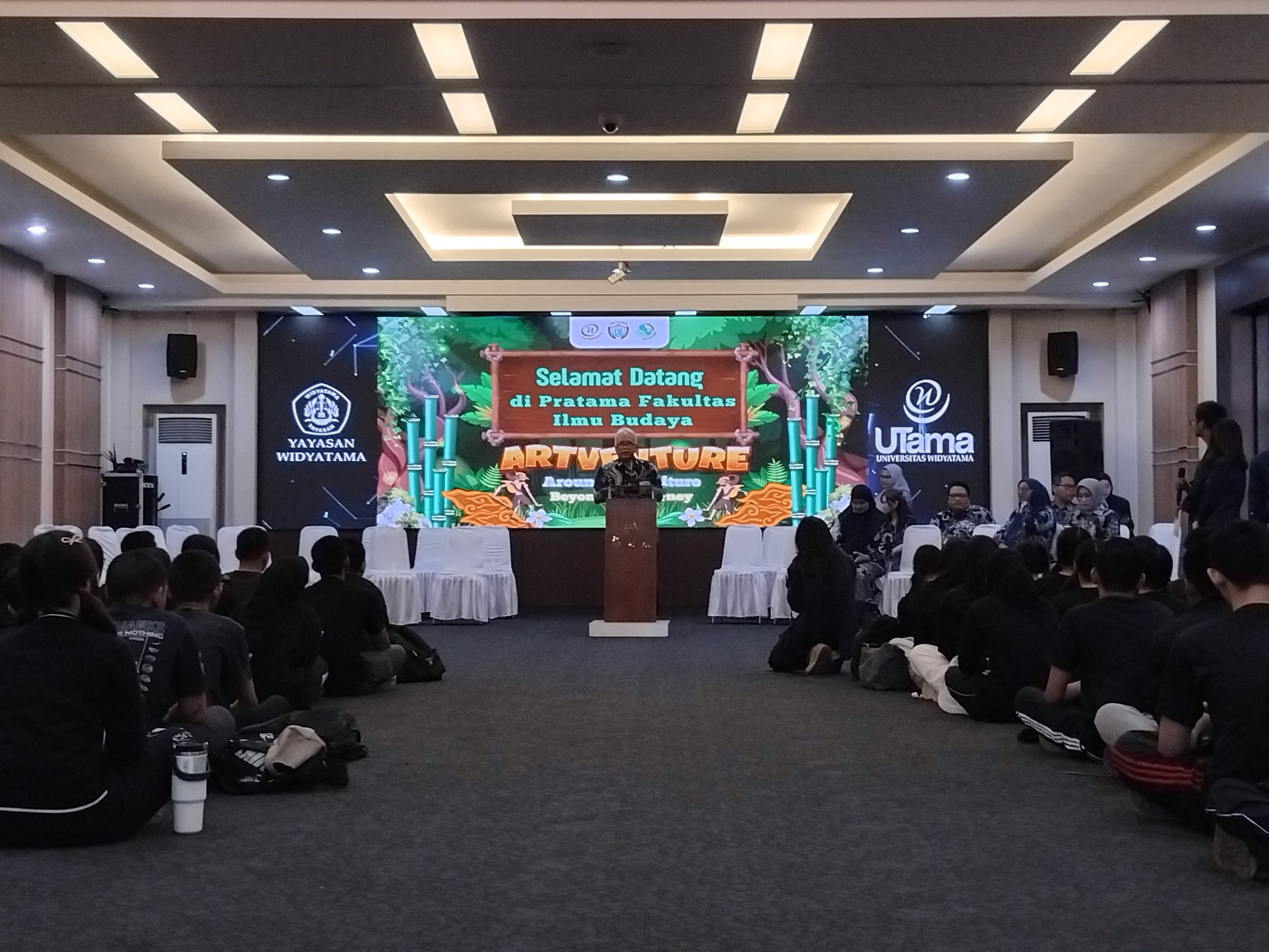 Acara Pratama Fakultas Ilmu Budaya resmi dimulai, ditandai dengan sambutan pembuka di hadapan seluruh peserta (Dokumentasi FIB)