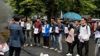 Mahasiswa Widyatama yang berorasi di Depan Gedung DPRD Jawa Barat dalam aksi penolakan RUU KUHAP
