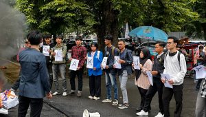 Mahasiswa Widyatama yang berorasi di Depan Gedung DPRD Jawa Barat dalam aksi penolakan RUU KUHAP