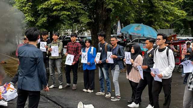 Mahasiswa Widyatama yang berorasi di Depan Gedung DPRD Jawa Barat dalam aksi penolakan RUU KUHAP