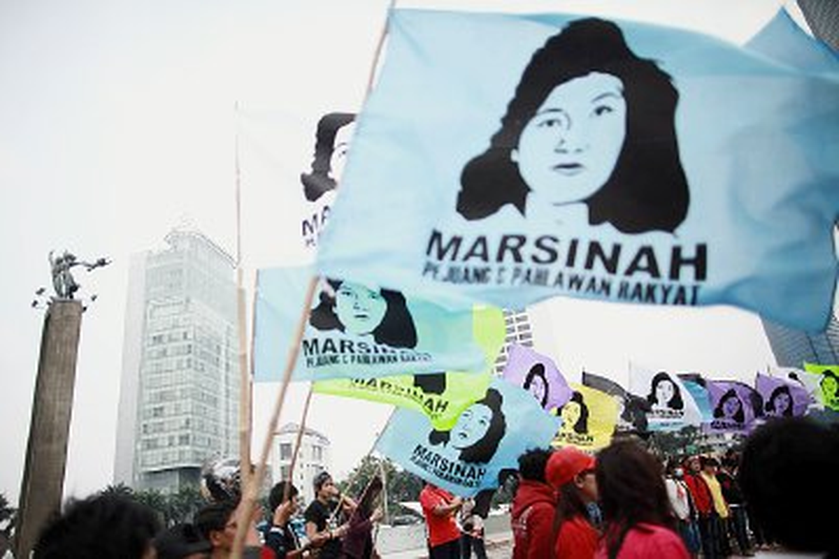 Marsinah: Tragedi dan Warisan Perjuangan Buruh Perempuan di Indonesia 1 Bendera Marsinah dikibarkan oleh puluhan buruh perempuan yang tergabung dalam Federasi Buruh Lintas Pabrik (FBLP) saat berunjuk rasa di kawasan Bundaran Hotel Indonesia, Jakarta Pusat, Minggu (9/3). Aksi memperingati hari perempuan sedunia itu menyuarakan sosok Marsinah sebagai pejuang dan pahlawan bagi rakyat. Kompas/Priyombodo (PRI) 09-03-2014(PRIYOMBODO)
