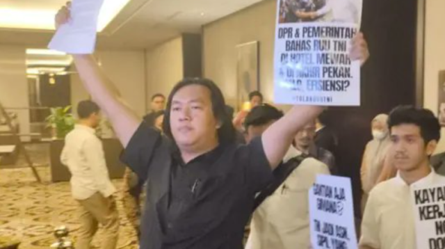 Seorang aktivis hak asasi manusia dari Komisi untuk Orang Hilang dan Korban Tindak Kekerasan (KontraS), Andrie Yunus, menjadi korban penyiraman air keras oleh orang tak dikenal di kawasan Salemba, Jakarta Pusat. Peristiwa tersebut terjadi pada Kamis malam 12 Maret 2026 dan langsung memicu kecaman dari berbagai pihak.