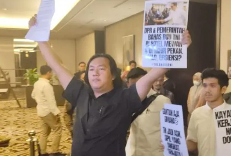 Seorang aktivis hak asasi manusia dari Komisi untuk Orang Hilang dan Korban Tindak Kekerasan (KontraS), Andrie Yunus, menjadi korban penyiraman air keras oleh orang tak dikenal di kawasan Salemba, Jakarta Pusat. Peristiwa tersebut terjadi pada Kamis malam 12 Maret 2026 dan langsung memicu kecaman dari berbagai pihak.