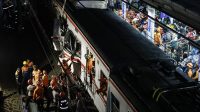 Petugas berupaya mengevakuasi penumpang yang masih terjebak dalam gerbong KRL Commuterline yang bertabrakan dengan KA Argo Bromo Anggrek relasi Gambir-Surabaya Pasar Turi di Stasiun Bekasi Timur, Bekasi, Jawa Barat, Selasa (28/4/2026). (ANTARA FOTO/Dhemas Reviyanto)