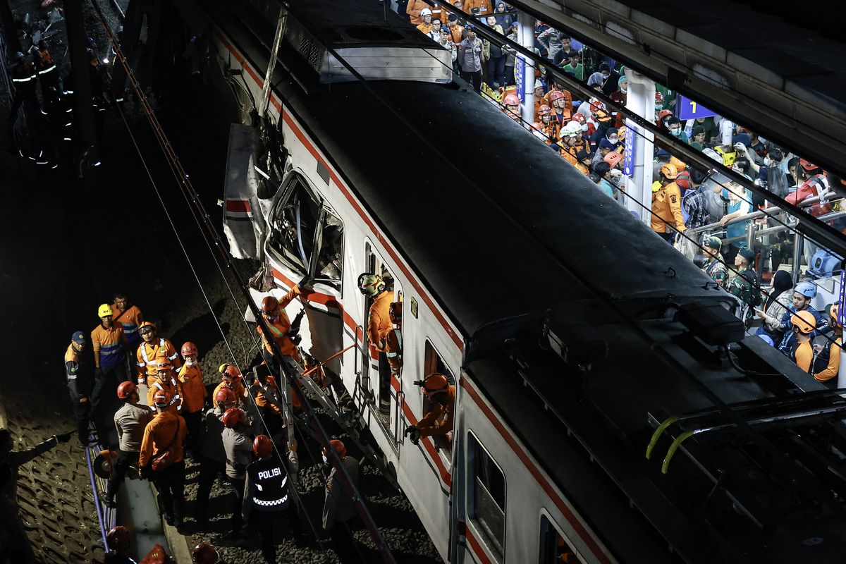 Petugas berupaya mengevakuasi penumpang yang masih terjebak dalam gerbong KRL Commuterline yang bertabrakan dengan KA Argo Bromo Anggrek relasi Gambir-Surabaya Pasar Turi di Stasiun Bekasi Timur, Bekasi, Jawa Barat, Selasa (28/4/2026). (ANTARA FOTO/Dhemas Reviyanto)