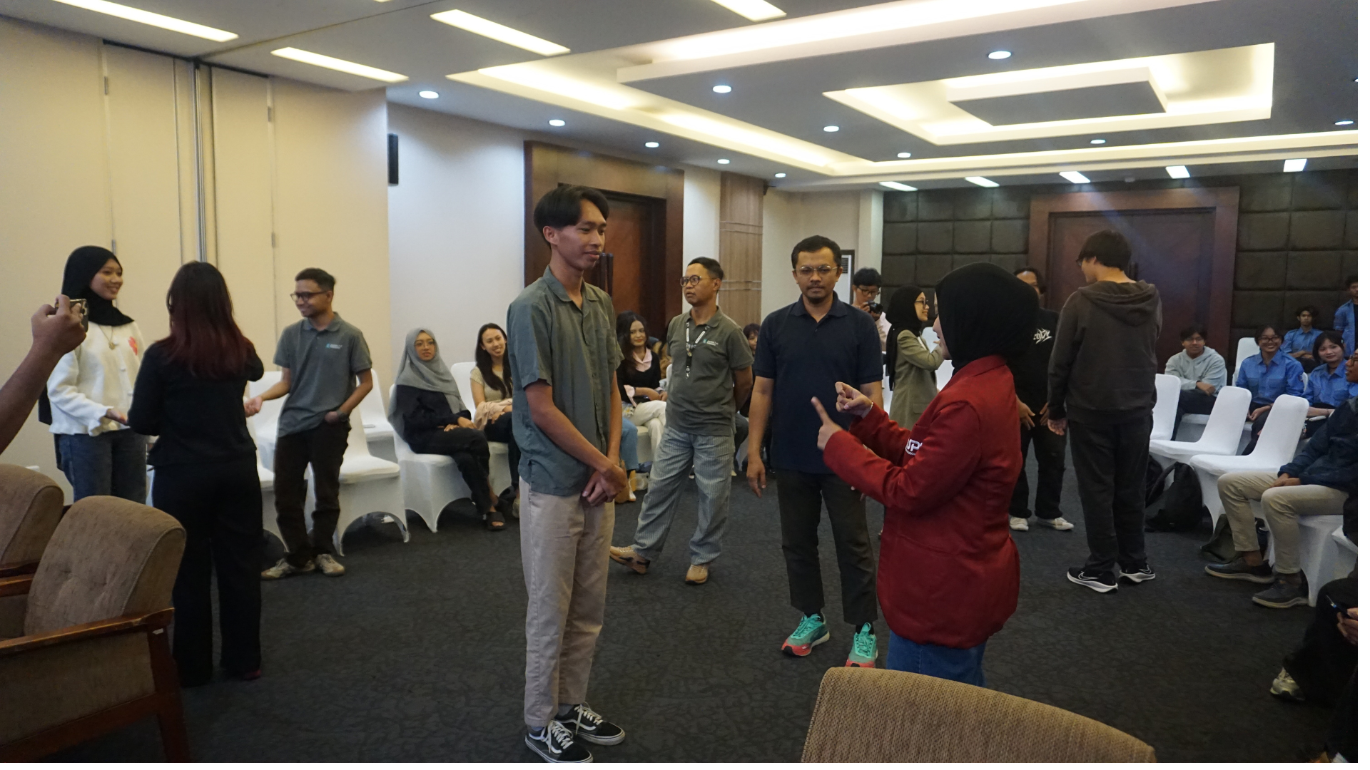 Inklusif dimulai dari sini! Seminar Bahasa Isyarat SEMA FIB 2026 di Universitas Widyatama Hadirkan Pengalaman Nyata Belajar Bisindo dan Perjuangan Inklusivitas Bagi Komunitas Tuli Indonesia. 1 Foto proses peserta Pelatihan belajar bahasa isyarat