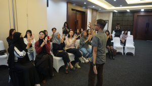 Proses Pelatihan belajar bahasa isyarat