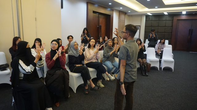 Proses Pelatihan belajar bahasa isyarat