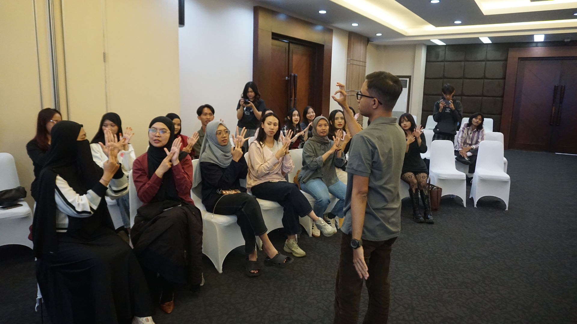 Proses Pelatihan belajar bahasa isyarat