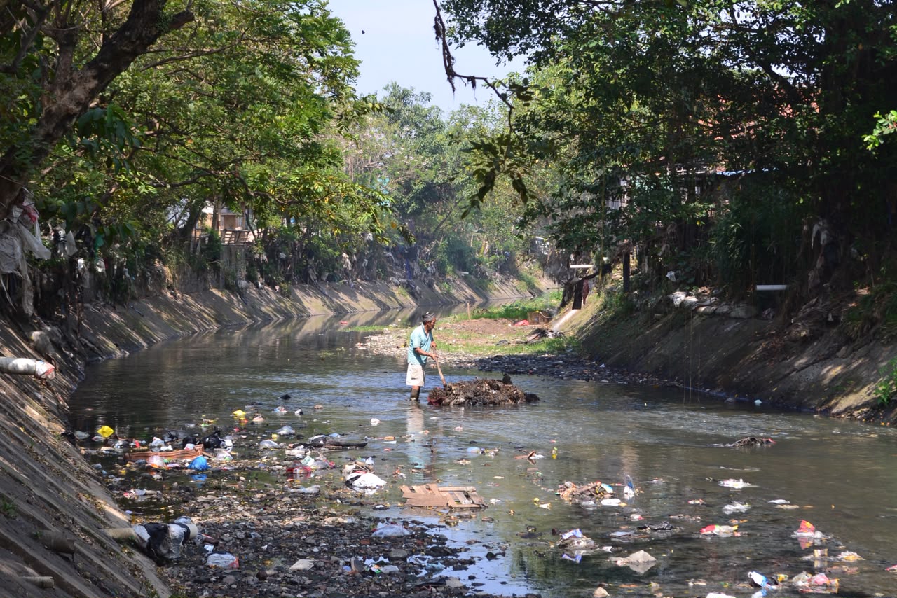 Seorang warga sedang membersihkan sampah di Sungai Bojongsoang, Kab. Bandung, Senin (13/07/2026). Foto: Juni, Pers Mahasiswa sEntra